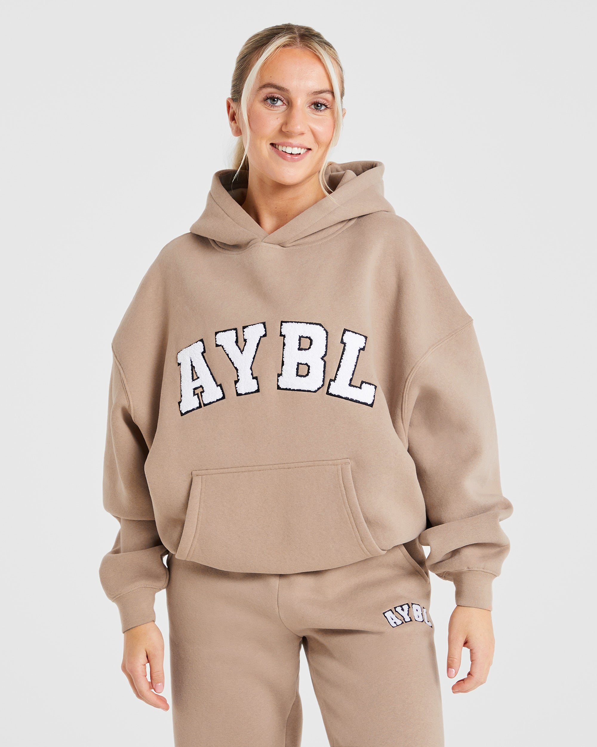 Varsity Oversized Hoodie - Latte Bruin