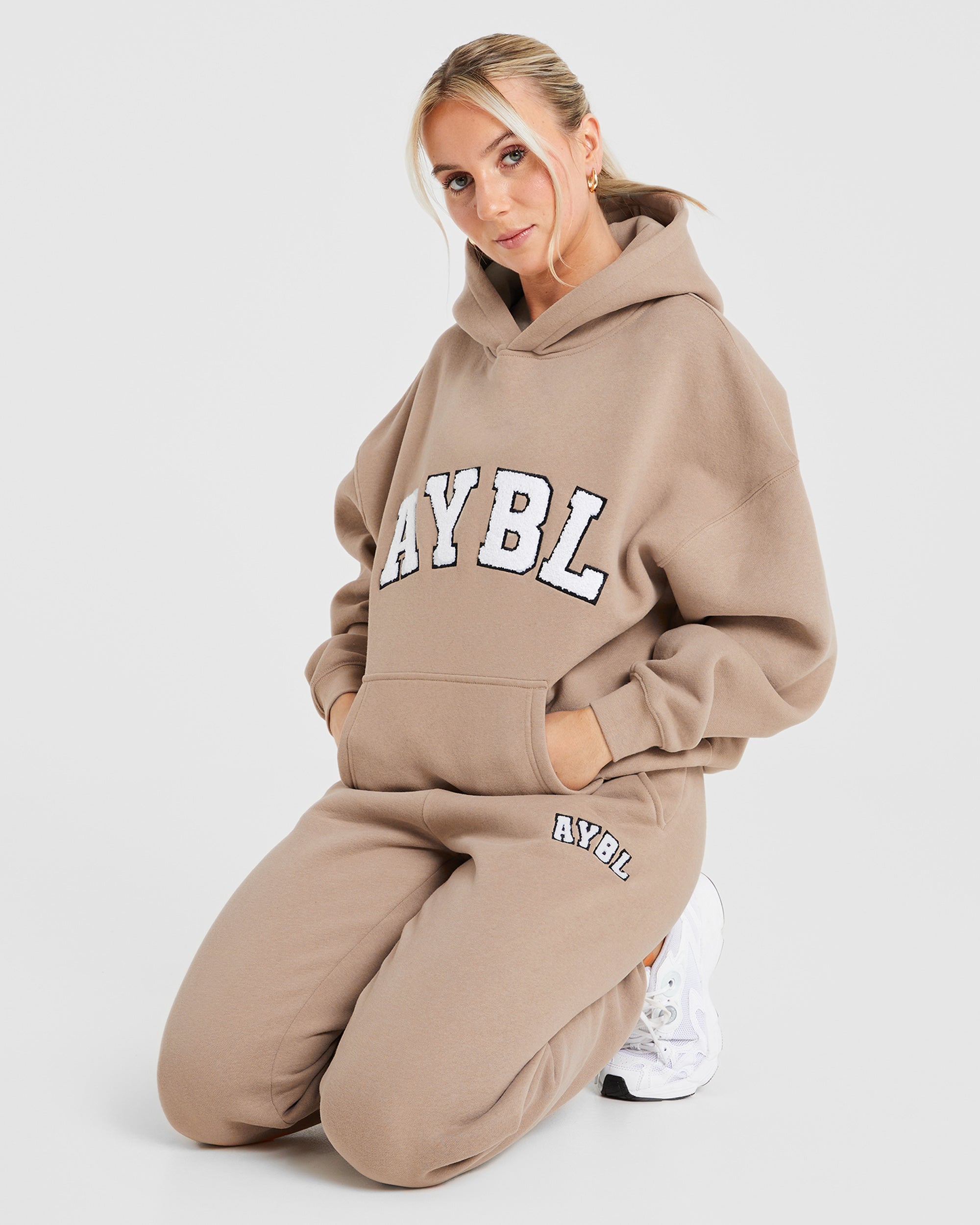 Varsity Oversized Hoodie - Latte Bruin