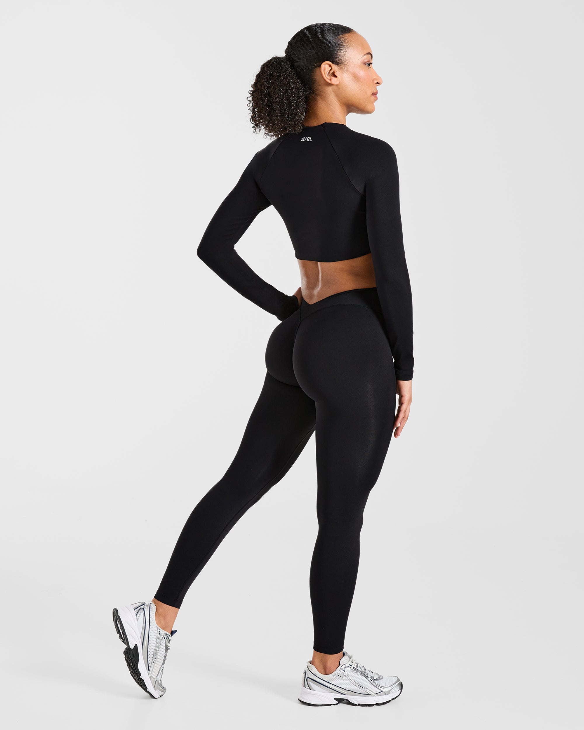 Physique Long Sleeve Crop Top - Zwart