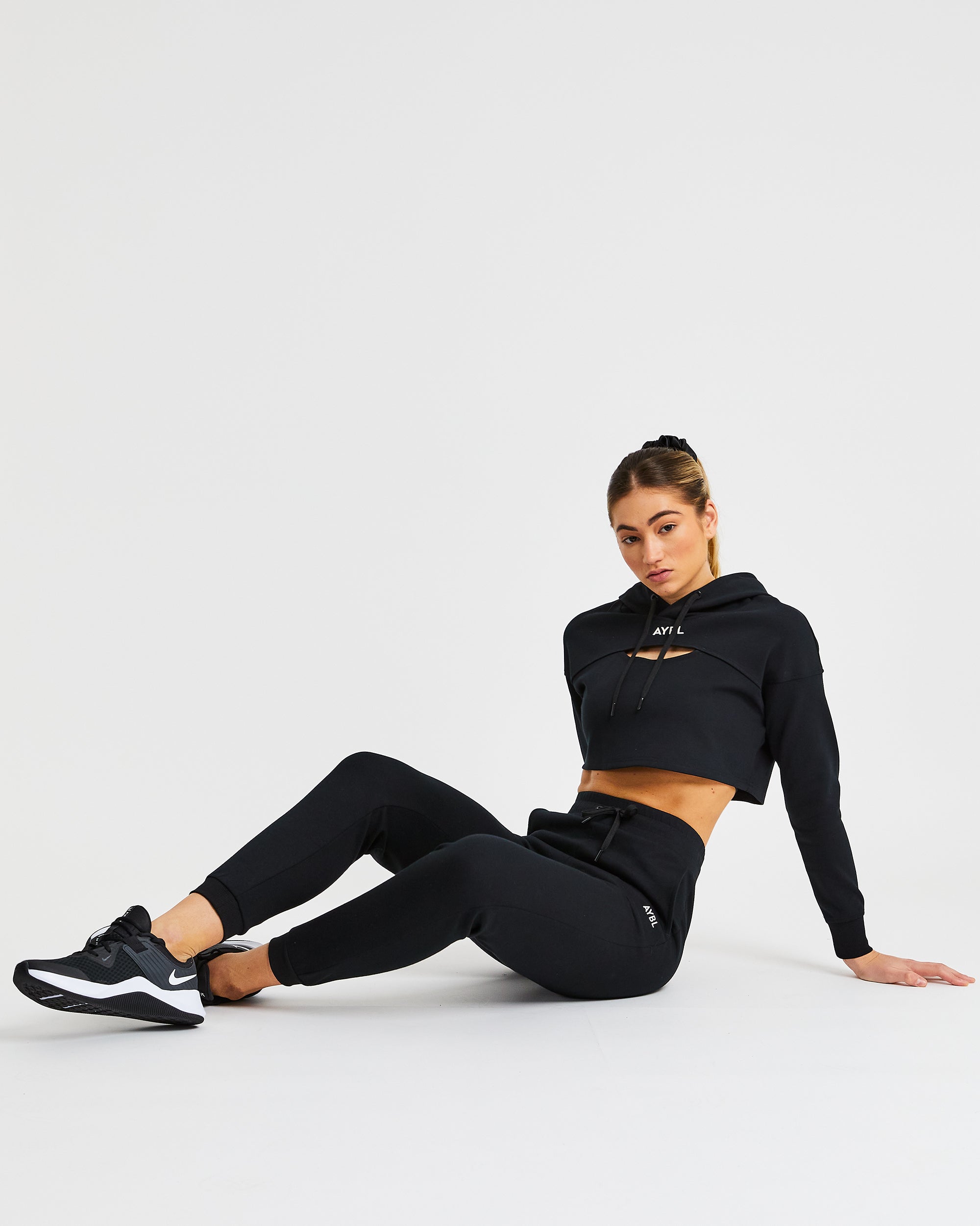 Everyday Cutout Crop Hoodie - Zwart